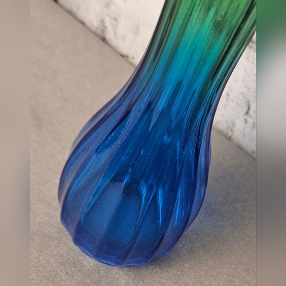 🌊 Vintage Blue & Green Ombre Glass Vase 8.5" – Retro MCM Style - Picture 4 of 6